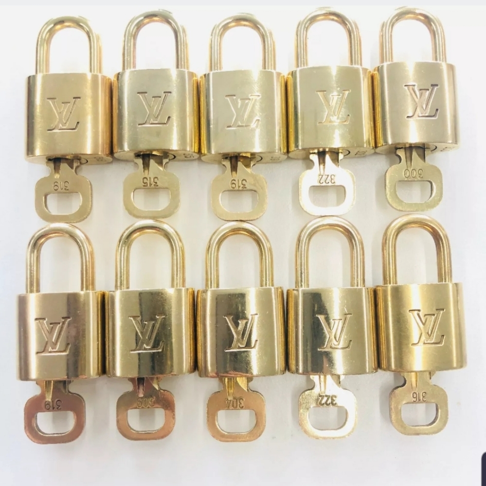 100% Auth Louis Vuitton 1 Lock & Key Excellent - Picture 1 of 4